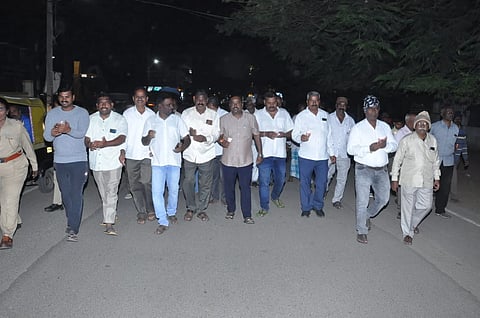  ಕೊಳ್ಳೇಗಾಲದಲ್ಲಿ ಶನಿವಾರ ಬಿ.ಆರ್.ಅಂಬೇಡ್ಕರ್ ಅವರ 69ನೇ ಪರಿನಿಬ್ಬಾಣ ದಿನದ ಅಂಗವಾಗಿ ಭೀಮನಗರ ಕುಲಸ್ಥರು ಮತ್ತು ಡಾ.ಬಿ.ಆರ್.ಅಂಬೇಡ್ಕರ್ ಸ್ಮಾರಕ ಸಂಘ ಪದಾಧಿಕಾರಿಗಳು ಮೊಂಬತ್ತಿ ಮೆರವಣಿಗೆ ನಡೆಸಿದರು.
