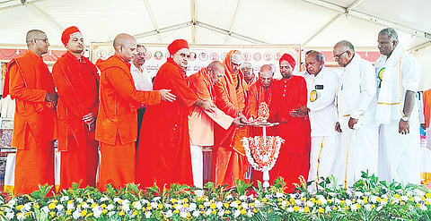 ಮಳವಳ್ಳಿ ತಾಲೂಕಿನ ಬೆಳಕವಾಡಿ ಸಮೀಪದ ಹೊಸಹಳ್ಳಿ ಗ್ರಾಮದಲ್ಲಿ ಭಾನುವಾರ ಹಮ್ಮಿಕೊಂಡಿದ್ದ ಧಾರ್ಮಿಕ ಕಾರ್ಯಕ್ರಮವನ್ನು ಶ್ರೀ ಶಿವರಾತ್ರಿ ದೇಶಿಕೇಂದ್ರ ಸ್ವಾಮೀಜಿ ಉದ್ಘಾಟಿಸಿದರು. ಶ್ರೀ ಸಿದ್ಧಲಿಂಗ ಸ್ವಾಮೀಜಿ, ಶ್ರೀ ಸಿದ್ಧಮಲ್ಲ ಸ್ವಾಮೀಜಿ, ಶ್ರೀ ಚಂದ್ರಶೇಖರ ಸ್ವಾಮೀಜಿ, ಶರತ್‌ಚಂದ್ರ ಸ್ವಾಮೀಜಿ ಇದ್ದರು.