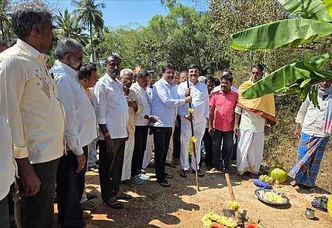 ಮಳವಳ್ಳಿ ತಾಲೂಕಿನ‌ ಕಂದೇಗಾಲ ಬಳಿ ಶುಕ್ರವಾರ ನಾಲಾ ಅಭಿವೃದ್ಧಿ ಕಾಮಗಾರಿಗೆ ಶಾಸಕ ಪಿ.ಎಂ.ನರೇಂದ್ರಸ್ವಾಮಿ ಭೂಮಿಪೂಜೆ ನೆರವೇರಿಸಿದರು.ಸಿ.ಪಿ ರಾಜು, ಲಿಂಗರಾಜು, ನ ದಿಲೀಪ್ ಕುಮಾರ್, ಮರಿಸ್ವಾಮಿ, ಕುಳ್ಳಚನ್ನಂಕಯ್ಯ, ಚನ್ನಿಗರಾಯ, ಶ್ರೀನಿವಾಸ್, ರವಿ, ಶಿವಲಿಂಗ ಶ್ರೀನಿವಾಸ್, ದೇವರಾಜು ಇದ್ದರು.
