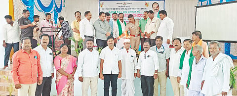 ನವಲಗುಂದ ಪಟ್ಟಣದ ವಾಲ್ಮೀಕಿ ಭವನದಲ್ಲಿ ಆಯೋಜಿಸಿದ್ದ ತ್ರೈಮಾಸಿಕ ಕೆಡಿಪಿ ಸಭೆಯನ್ನು ಶಾಸಕ ಎನ್.ಎಚ್. ಕೋನರಡ್ಡಿ ಉದ್ಘಾಟಿಸಿದರು. ಸುಧೀರ ಸಾಹುಕಾರ, ರವೀಂದ್ರಗೌಡ ಪಾಟೀಲ ಇತರರಿದ್ದರು.