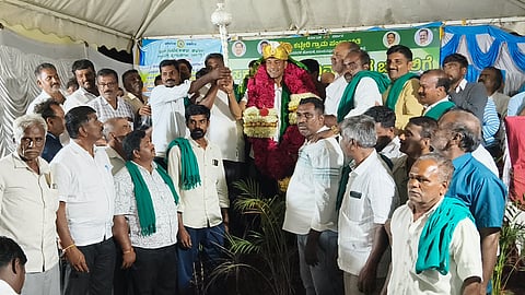 ಪಾಂಡವಪುರ ತಾಲೂಕಿನ ಕಟ್ಟೇರಿ ಗ್ರಾಮ ಪಂಚಾಯಿತಿಯಲ್ಲಿ ಆಯೋಜಿಸಿದ್ದ ಸಮಾರಂಭದಲ್ಲಿ ಕಟ್ಟೇರಿ ಗ್ರಾಮಸ್ಥರು ಶಾಸಕ ದರ್ಶನ್ ಪುಟ್ಟಣ್ಣಯ್ಯ ಅವರಿಗೆ ಬೆಳ್ಳಿ ಗದೆ ನೀಡಿ ಸನ್ಮಾನಿಸಿದರು.