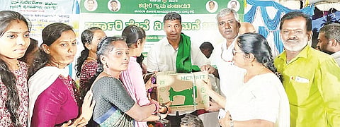 ಪಾಂಡವಪುರದಲ್ಲಿ ಶಾಸಕ ದರ್ಶನ್ ಪುಟ್ಟಣ್ಣಯ್ಯ ಫಲಾನುಭವಿಗಳಿಗೆ ವಿದ್ಯುತ್ ಚಾಲಿತ ಹೊಲಿಗೆ ಯಂತ್ರ ವಿತರಿಸಿದರು.
