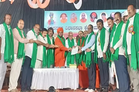 ಹೊಸನಗರ ಕ್ಷೇತ್ರ ಮರು ರಚನೆಗೆ ಒತ್ತಾಯಿಸಿ ರಿಪ್ಪನ್‌ಪೇಟೆಯಲ್ಲಿ ಹೋರಾಟಗಾರರು ಡಿಸಿ ಪ್ರಭುಲಿಂಗ ಕವಳಿಕಟ್ಟಿ ಅವರಿಗೆ ಮನವಿ ಸಲ್ಲಿಸಿದರು. ಶ್ರೀ ಅಭಿನವ ಚನ್ನಬಸವ ಸ್ವಾಮೀಜಿ, ಶ್ರೀ ದೇವೇಂದ್ರಕೀರ್ತಿ ಭಟ್ಟಾರಕ ಸ್ವಾಮೀಜಿ, ಶ್ರೀ ರೇಣುಕಾನಂದ ಸ್ವಾಮೀಜಿ, ಮಧು ಬಂಗಾರಪ್ಪ, ಬಿ.ವೈ.ರಾಘವೇಂದ್ರ, ಗೋಪಾಲಕೃಷ್ಣ ಬೇಳೂರು, ಆರಗ ಜ್ಞಾನೇಂದ್ರ, ಬಿ.ಸ್ವಾಮಿ ರಾವ್, ಆರ್.ಎಂ.ಮಂಜುನಾಥ ಗೌಡ ಇತರರಿದ್ದರು.