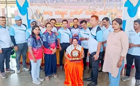 ಶಿಕಾರಿಪುರ ಕುಮದ್ವತಿ ಕಾಲೇಜು ಆವರಣದಲ್ಲಿ ಏರ್ಪಡಿಸಿದ್ದ ವೈದ್ಯರ ಕ್ರಿಕೆಟ್ ಪಂದ್ಯಾವಳಿಯಲ್ಲಿ ಶಸ್ತ್ರ ಚಿಕಿತ್ಸಾ ತಜ್ಞೆ ಡಾ. ಗೀತಾ ಅವರನ್ನು ಗೌರವಿಸಲಾಯಿತು. ಡಾ. ನಟರಾಜ್, ಡಾ. ಅರುಣ್, ಡಾ. ಶಿವಾನಂದ್, ಡಾ. ಬಸವ ಕುಲಾಲ್, ಡಾ. ನವೀನ್ ಇತರರಿದ್ದರು.