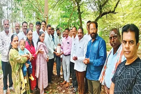 ಶಿಕಾರಿಪುರದಲ್ಲಿ ಆಯೋಜಿಸಿದ್ದ ಪರಿಸರ ದಿನಾಚರಣೆ ಕಾರ್ಯಕ್ರಮದಲ್ಲಿ ಬಿಇಒ ಲೋಕೇಶ್ವರಪ್ಪ ಅವರಿಗೆ ಗಿಡ ನೀಡಲಾಯಿತು. ಬಸವರಾಜ್, ಕೆ.ಎಸ್.ಹುಚ್ರಾಯಪ್ಪ, ಮೇಘಾ ಇತರರಿದ್ದರು.