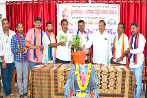 ಶಿಕಾರಿಪುರದಲ್ಲಿ ಬಸವೇಶ್ವರ ಸಹಕಾರ ಸಂಘದ ವಾರ್ಷಿಕ ಸಭೆಯಲ್ಲಿ ಡಿ.ಎಲ್.ಬಸವರಾಜ್, ಬಿ.ಡಿ.ಭೂಕಾಂತ್, ಟಿ.ಜಿ.ರಾಜೇಂದ್ರ, ವಿನಯ್ಬಾಬು ಇತರರಿದ್ದರು.