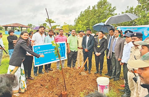ಶಿಕಾರಿಪುರ ಪಟ್ಟಣದ ಸಾಲುಮರದ ತಿಮ್ಮಕ್ಕ ನೆಡುತೋಪಿನಲ್ಲಿ ವಿಶ್ವ ಪರಿಸರ ದಿನಾಚರಣೆ ಅಂಗವಾಗಿ ಏರ್ಪಡಿಸಿದ್ದ ಸಸಿ ನೆಡುವ ಕಾರ್ಯಕ್ರಮಕ್ಕೆ ಹಿರಿಯ ಸಿವಿಲ್​ ನ್ಯಾಯಾಧೀಶ ಬಿ.ಎನ್​.ರಮೇಶ್​ ಬಾಬು ಚಾಲನೆ ನೀಡಿದರು. ಧನಂಜಯ್​ ಹೆಗಡೆ , ಎಂ.ಜಿ.ಉಮೇಶ್​, ಪಿ.ಜೆ.ವಿನಯ್​ ಬಾಬು ಮುಂತಾದವರಿದ್ದರು. 