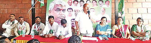 ಸಕಲೇಶಪುರದಲ್ಲಿ ಆಯೋಜಿಸಿದ್ದ ಜೆಡಿಎಸ್ ಎಸ್ಸಿ-ಎಸ್ಟಿ ಕಾರ್ಯಕರ್ತರ ಸಭೆಯಲ್ಲಿ ಮಾಜಿ ಸಚಿವ ಎಚ್.ಕೆ ಕುಮಾರಸ್ವಾಮಿ ಮಾತನಾಡಿದರು. ಕಾಡಪ್ಪ, ಚಂಚಲಾ ಕುಮಾರಸ್ವಾಮಿ, ಹೆನ್ನಲಿ ಈರಯ್ಯ, ಹಾನುಬಾಳ್ ಗೋಪಾಲ್, ಬಾಳ್ಳು ಧರ್ಮ, ಮಂಜುಳಾ, ರುಕ್ಮಿಣಿ ಇದ್ದರು.