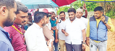 ತಡೆಗೋಡೆ ಕುಸಿದು ಹಾನಿಗೊಳಗಾದ ಸಕಲೇಶಪುರ ಪಟ್ಟಣದ ಅರೇಹಳ್ಳಿ ಬೀದಿ ಪ್ರದೇಶಕ್ಕೆ ಸಂಸದ ಶ್ರೇಯಸ್ ಪಟೇಲ್ ಭೇಟಿ ನೀಡಿ ಪರಿಶೀಲನೆ ನಡೆಸಿದರು.