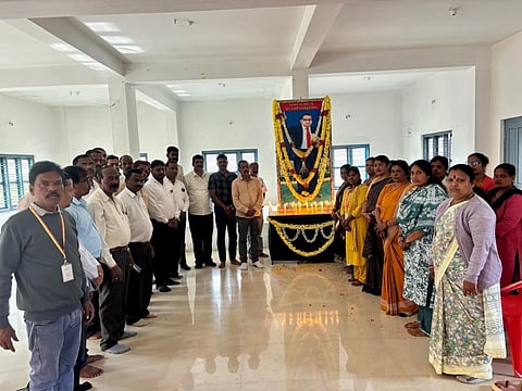  ಸೋಮವಾರಪೇಟೆ ಅಂಬೇಡ್ಕರ್ ಭವನದಲ್ಲಿ ಅಂಬೇಡ್ಕರ್ ಅವರ 69ನೇ ಮಹಾ ಪರಿನಿರ್ವಾಣ ದಿನ ಆಚರಿಸಲಾಯಿತು. ವಿವಿಧ ಸಂಘಟನೆಗಳ ಪ್ರಮುಖರು ಮತ್ತು ಅಧಿಕಾರಿಗಳು ಸಂವಿಧಾನ ಶಿಲ್ಪಿಯ ಭಾವಚಿತ್ರಕ್ಕೆ ಪುಷ್ಪನಮನ ಸಲ್ಲಿಸಿದರು. ವೇದಕುಮಾರ್, ಆದಂ. ನಿರ್ವಾಣಪ್ಪ, ಶೈಲೇಂದ್ರ, ನಾರಾಯಣ ಮೂರ್ತಿ ಇದ್ದರು.