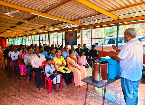 ಬೆಟೋಳಿ ಗ್ರಾಮದ ಅಯ್ಯಪ್ಪ ಸ್ವಾಮಿ ದೇವಸ್ಥಾನದ ಪುದುಪಾಡಿ ಅಯ್ಯಪ್ಪ ದೇವಾಲಯದ ಸಭಾಭವನದಲ್ಲಿ ಪೊನ್ನಂಪೇಟೆ ಅರಣ್ಯ ಮಹಾವಿದ್ಯಾಲಯದ ವತಿಯಿಂದ ನಡೆಯುತ್ತಿರುವ ಕಾರ್ಯಾನುಭವ ಶಿಬಿರದ ವತಿಯಿಂದ  ಜೇನು ಕೃಷಿ ಮಾಹಿತಿ ಕಾರ್ಯಕ್ರಮ ನಡೆಯಿತು. ಡಾ.  ಕೆಂಚಾರೆಡ್ಡಿ , ಸತ್ಯಮೂರ್ತಿ , ಎಂ.ಆರ್.ಉದಯ , ಸೂರಜ್ , ವಸಂತ , ರಾಮಶರ್ಮ,  ಸೀತಾ , ಸುಮಿತ್ರಾ ಬಾಯಿ, ಭವ್ಯಾ, ಸುಬ್ರಮಣಿ , ಅಶೋಕ ಇದ್ದರು. 