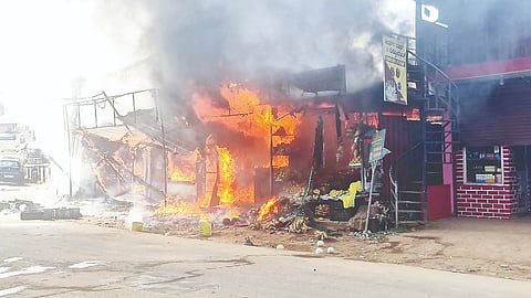 ಕಡಂಗದಲ್ಲಿ ಹೋಟೆಲ್, ಮೊಬೈಲ್ ಅಂಗಡಿ , ತರಕಾರಿ ಅಂಗಡಿ ಬೆಂಕಿಗೆ ಆಹುತಿಯಾಗುತ್ತಿರುವುದು. 
