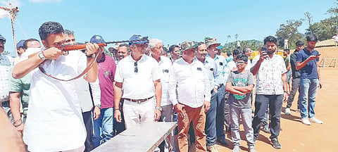 ಬಾಳುಗೋಡುವಿನ ಕೊಡವ ಸಮಾಜಗಳ ಒಕ್ಕೂಟದ 12ನೇ ವರ್ಷದ ಕೊಡವ ನಮ್ಮೆಗೆ  ಚಾಲನೆ ನೀಡಲಾಯಿತು. ಯದುವೀರ ಕೃಷ್ಣದತ್ತ ಚಾಮರಾಜ ಒಡೆಯರ್, ಎ.ಎಸ್.ಪೊನ್ನಣ್ಣ, ಅರುಣ್ ಮಾಚಯ್ಯ, ದಾದ ಬೆಳ್ಯಪ್ಪ, ಜಗದೀಶ್ ಇದ್ದರು.