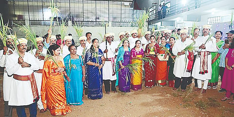 ಕೊಡಗಿನ ಸಾಂಪ್ರದಾಯಿಕ ಸುಗ್ಗಿ ಹಬ್ಬ ಹುತ್ತರಿ ಹಬ್ಬವನ್ನು ಮೈಸೂರು ಕೊಡಗು ಗೌಡ ಸಮಾಜದ ವತಿಯಿಂದ ಸಡಗರ ಸಂಭ್ರಮದಿಂದ ಆಚರಿಸಲಾಯಿತು. ನಡುವಟ್ಟಿರ ಲಕ್ಷ್ಮಣ್, ನಡುಮನೆ ಚಂಗಪ್ಪ, ನಿರ್ದೇಶಕರಾದ ಹೊಸೂರು ರಾಘವ, ಕುಂಟುಪುಣಿ ರಮೇಶ್,  ಕೊಂಬಾರನ ಸುಬ್ಬಯ್ಯ ಇದ್ದರು. 
