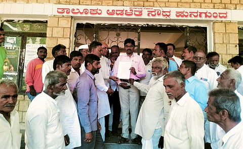 ಹುನಗುಂದ ತಾಲೂಕಿನ ಹಡಗಲಿ ಬ್ಯಾರೇಜ್‌ಗೆ ಗೇಟ್ ಅಳವಡಿಸುವಂತೆ ಆಗ್ರಹಿಸಿ ಚಿತ್ತರಗಿ, ಗಂಗೂರ, ಕಿರಸೂರ, ಪಾಪಥನಾಳ ಹಾಗೂ ಹೀರೆಮಳಗಾವಿ ಗ್ರಾಮದ ರೈತರು ತಹಸೀಲ್ದಾರ್ ಪ್ರದೀಪಕುಮಾರ ಹಿರೇಮಠ ಅವರಿಗೆ ಮನವಿ ಸಲ್ಲಿಸಿದರು. ಶಿವಬಸಪ್ಪ ಗಾದಿ, ಎಸ್.ಎನ್.ನಿಂಗನಗೌಡರ, ಬಸವಂತಪ್ಪ ಕಾಮಾ, ವಿಜಯಕುಮಾರ ಕಾಮಾ ಇತರರಿದ್ದರು.