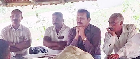 ಅವಂದೂರು ಶ್ರೀ ಗೋಪಾಲಕೃಷ್ಣ ದೇವಸ್ಥಾನ ಬ್ರಹ್ಮಕಲಶೋತ್ಸವದ  ಪೂರ್ವ ಸಿದ್ಧತಾ ಸಭೆಯಲ್ಲಿ ಜೀರ್ಣೋದ್ಧಾರ ಸಮಿತಿಯ ಉಪಾಧ್ಯಕ್ಷ ಚೊಕ್ಕಾಡಿ ಅಪ್ಪಯ್ಯ, ಕಾರ್ಯದರ್ಶಿ ಪಟ್ಟಡ ಸುಗುಣ ಕುಮಾರ್, ಖಜಾಂಚಿ ಬೆಳ್ಯನ ಚಂದ್ರಪ್ರಕಾಶ್ ಇತರರು ಇದ್ದರು. 