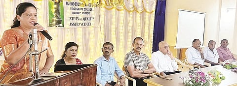 ಮುರ್ನಾಡು ವಿದ್ಯಾಸಂಸ್ಥೆಯ ಪದವಿ ಕಾಲೇಜಿನಲ್ಲಿ ಆಯೋಜಿಸಿದ್ದ ಕಾರ್ಯಕ್ರಮದಲ್ಲಿ ಕಡ್ಲೇರ ತುಳಸಿ ಮೋಹನ್ ಮಾತನಾಡಿದರು.