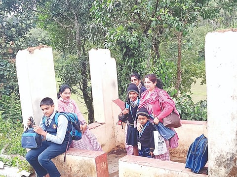 ಪುಲಿಕೋಟು ಗ್ರಾಮದಲ್ಲಿ ಭಾರಿ ಗಾಳಿಯಿಂದ ಬಸ್ ತಂಗುದಾಣದ ಮೇಲ್ಛಾವಣಿ ಹಾರಿರುವುದು.
