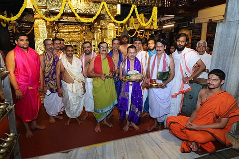 ಕೃಷ್ಣ ಮಠದಲ್ಲಿ ಪ್ರಾರ್ಥನೆ ನಡೆಯಿತು. 