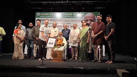 ರಂಗಕರ್ಮಿ ಪ್ರಸನ್ನ ಅವರಿಗೆ  ರಂಗಭೂಮಿ ಪ್ರಶಸ್ತಿ ಪ್ರಧಾನ ಮಾಡಲಾಯಿತು.