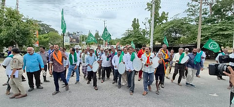 ಶ್ರೀರಂಗಪಟ್ಟಣದ ಬೆಂಗಳೂರು-ಮೈಸೂರು ಹಳೆಯ ರಾಷ್ಟ್ರೀಯ ಹೆದ್ದಾರಿಯ ಕುವೆಂಪು ವೃತ್ತದಲ್ಲಿ ರೈತ, ದಸಂಸ, ಕನ್ನಡಪರ ಸೇರಿದಂತೆ ವಿವಿಧ ಪ್ರಗತಿಪರ ಸಂಘಟನೆಗಳ ಮುಖಂಡರು ತಮಟೆ ಚಳವಳಿ ನಡೆಸಿದರು.