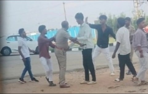 ನಡು ರಸ್ತೆಯಲ್ಲಿ ಪೊಲೀಸ್‌ ಸಿಬ್ಬಂದಿ, ವಿದ್ಯಾರ್ಥಿಗಳ ನಡುವೆ ಗಲಾಟೆ