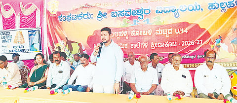 ಹುಲ್ಲಹಳ್ಳಿಯಲ್ಲಿರುವ ಶ್ರೀ ಬಸವೇಶ್ವರ ಶಾಲೆಯ ಆವರಣದಲ್ಲಿ ಎರಡು ದಿನಗಳ ಹೋಬಳಿಮಟ್ಟದ ಹಿರಿಯ ಪ್ರಾಥಮಿಕ ಶಾಲೆಗಳ ಕ್ರೀಡಾಕೂಟದ ಸಮರೂಪ ಸಮಾರಂಭದಲ್ಲಿ ಶಾಸಕ ದರ್ಶನ್ ಧ್ರುವನಾರಾಯಣ ಮಾತನಾಡಿದರು. ಕಳಲೆ ಕೇಶವಮೂರ್ತಿ, ಮಹೇಶ್, ಎಚ್.ಬಿ.ಮರಿಯಪ್ಪ, ಎಚ್.ಎಂ.ಶಶಿಧರ, ವಿನುತಾ ಶಶಿಧರ, ಬಸವರಾಜು, ಪುಷ್ಪಾ, ಅಣ್ಣ ಬಸವಣ್ಣ ಇತರರಿದ್ದರು.