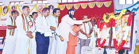 ಸುಕ್ಷೇತ್ರ ಮಲನಮೂಲೆ ಮಠದಲ್ಲಿ ಬಸವ ಸೇವಾ ಸಮಿತಿ ಮತ್ತು ವೀರಶೈವ ಶಿಕ್ಷಕರ ಕ್ಷಮಾಭಿವೃದ್ಧಿ ಸಂಘದ ವತಿಯಿಂದ ನಡೆದ ಪ್ರತಿಭಾ ಪುರಸ್ಕಾರ ನಿವೃತ ನೌಕರರಿಗೆ ಸನ್ಮಾನ ಕಾರ್ಯಕ್ರಮದಲ್ಲಿ ಬಸವಣ್ಣನವರು ಹಾಗೂ ಹಿರಿಯ ಶ್ರೀಗಳ ಭಾವಚಿತ್ರಕ್ಕೆ ಪುಷ್ಪಾರ್ಚನೆ ಮಾಡಿ ಕಾರ್ಯಕ್ರಮಕ್ಕೆ ಚಾಲನೆ ನೀಡಿದರು.