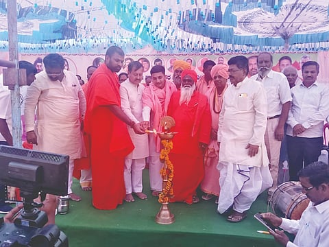 ಮುದ್ದೇಬಿಹಾಳ ತಾಲೂಕಿನ ಕಿಲಾರ ಹಟ್ಟಿ ಗ್ರಾಮದಲ್ಲಿ ನಡೆದ ಬೀರಲಿಂಗೇಶ್ವರ ಹಾಗೂ ಕಾಡಸಿದ್ಧೇಶ್ವರ ಜಾತ್ರೆ ಪ್ರಯುಕ್ತ ಸಮಾಜ ಸೇವಕ ಮಲ್ಲಿಕಾರ್ಜುನ ಮದರಿ ಹಮ್ಮಿಕೊಂಡಿದ್ದ ಜಾತ್ರಾ ಮಹೋತ್ಸವ, ಸಾಮೂಹಿಕ ವಿವಾಹ ಹಾಗೂ ಧರ್ಮ ಸಭೆಯಲ್ಲಿ ಶಾಸಕ ಸಿ.ಎಸ್. ನಾಡಗೌಡ ಮಾತನಾಡಿದರು. ವೀರಭದ್ರ ಮಹಾಸ್ವಾಮೀಜಿ, ಯರಝರಿ ಮಲ್ಲಾರಲಿಂಗ ಮಹಾರಾಜ, ಶ್ರೀ ರಮಾನಂದ ಮಹಾರಾಜರು ಮತ್ತಿತರರಿದ್ದರು.