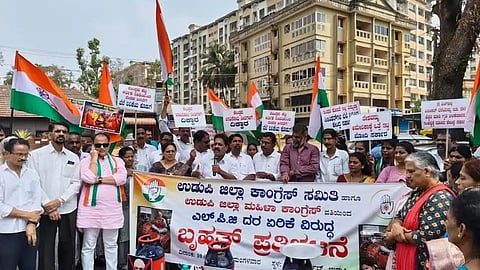 ಜಿಲ್ಲಾ ಕಾಂಗ್ರೆಸ್ ವತಿಯಿಂದ ಪ್ರತಿಭಟನೆ ನಡೆಯಿತು. 
