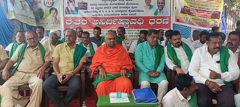 ಚಿಕ್ಕಬಳ್ಳಾಪುರ ಜಿಲ್ಲಾಡಳಿತ ಭವನದ ಮುಂಭಾಗ ಕೈಗೊಂಡಿದ್ದ ಅನಿರ್ದಿಷ್ಟಾವಧಿ ಧರಣಿಯಲ್ಲಿ ಆದಿಚುಂಚನಗಿರಿ ಶಾಖಾ ಮಠದ ಶ್ರೀ ಮಂಗಳನಾಥಸ್ವಾಮೀಜಿ, ರೈತ ಸಂಘದ ರಾಜ್ಯಾಧ್ಯಕ್ಷ ಕೋಡಿಹಳ್ಳಿ ಚಂದ್ರಶೇಖರ್‌ ಮತ್ತಿತರರು ಭಾಗವಹಿಸಿದ್ದರು.