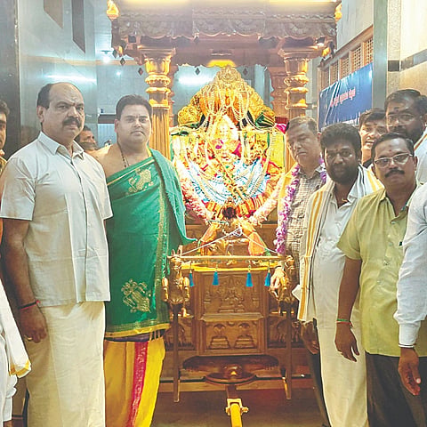 ಚಾಮುಂಡೇಶ್ವರಿ ಅಮ್ಮನವರ ವಧರ್ಂತಿ ಅಂಗವಾಗಿ ನಂಜನಗೂಡಿನ ಕಪಿಲ ತೀರದಲ್ಲಿರುವ ಚಾಮುಂಡೇಶ್ವರಿ ಅಮ್ಮನವರ ದೇವಾಲಯದಲ್ಲಿ ನೂತನ ರಥವನ್ನು ದೇವಾಲಯದ ಕಾರ್ಯನಿರ್ವಾಹಕ ಅಧಿಕಾರಿ ಕೃಷ್ಣ ಅವರು ಲೋಕಾರ್ಪಣೆ ಮಾಡಿದರು.