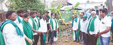 ಕರ್ನಾಟಕ ರಾಜ್ಯ ರೈತ ಸಂಘದ ತಾಲೂಕಿನ ದೇವರಸನಹಳ್ಳಿಯಲ್ಲಿ ಗ್ರಾಮ ಘಟಕವನ್ನು ಸೋಮವಾರ ಉದ್ಘಾಟನೆ ಮಾಡಲಾಯಿತು.