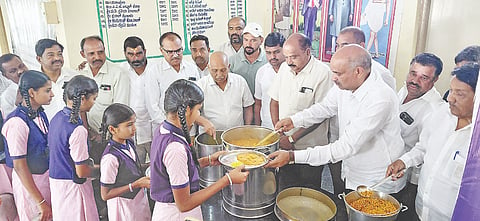 ನಗರದ ಬಾಲಕಿಯರ ವಸತಿ ಶಾಲೆಯಲ್ಲಿ ಮಾಜಿ ಸಂಸದ ದಿವಂಗತ ವಿ. ನಿವಾಸ ಪ್ರಸಾದ್ ಅವರ 79ನೇ ವರ್ಷದ ಹುಟ್ಟುಹಬ್ಬ ಅಂಗವಾಗಿ ಶಾಲಾ ಮಕ್ಕಳಿಗೆ ಸಿಹಿ, ಉಪಹಾರ ವಿತರಿಸಲಾಯಿತು.