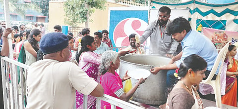 ಭಕ್ತರಿಗೆ ಪ್ರಸಾದ ಹಾಗೂ ಬಾದಾಮಿ ಹಾಲು ವಿತರಣೆ ಮಾಡಲಾಯಿತು. 