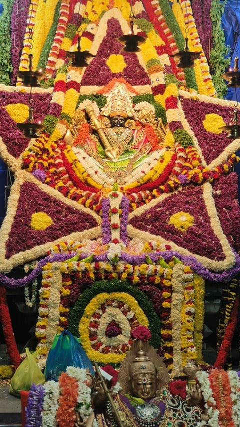 ವಿವಿಧ ಹೂವುಗಳಿಂದ ಚಾಮುಂಡಿ ಅಮ್ಮನವರ ವಿಗ್ರಹವನ್ನು ನಕ್ಷತ್ರ ಆಕಾರದಲ್ಲಿ ಅಲಂಕಾರ ಮಾಡಲಾಗಿತ್ತು. 