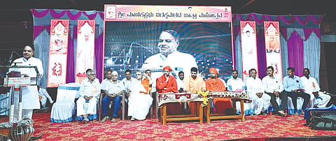 ಐಗಳಿ ಕ್ರಾಸ್ ಮಾಣಿಕಪ್ರಭು ವಿರಕ್ತ ಮಠದ ಜಾತ್ರೆ ಅಂಗವಾಗಿ ಹಮ್ಮಿಕೊಂಡಿದ್ದ ಶಿವಾನುಭವಗೋಷ್ಠಿಯಲ್ಲಿ ಮಾಜಿ ಶಾಸಕ ಶಹಜಹಾನ್ ಡೊಂಗರಗಾಂವ ಮಾತನಾಡಿದರು. ಗುರುಸಿದ್ಧೇಶ್ವರ ಸ್ವಾಮೀಜಿ, ಪ್ರಹ್ಲಾದ ಪಾಟೀಲ, ಬಸವರಾಜ ಬಿರಾದಾರ ಇತರರಿದ್ದರು.