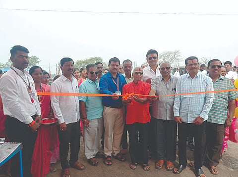 ಐನಾಪುರ ಶಾಂತಿಸಾಗರ ಆಂಗ್ಲ ಮಾಧ್ಯಮ ಶಾಲೆಯಲ್ಲಿ ವಿಜ್ಞಾನ ವಸ್ತುಪ್ರದರ್ಶನವನ್ನು ಮೋಹನ್ ಮುತಾಲಿಕ್ ಉದ್ಘಾಟಿಸಿದರು. ಭರತ್ ಟೋನೆ, ಅರುಣ ಗಾಣಿಗೇರ, ಅನುಪ ಶೆಟ್ಟಿ ಇತರರಿದ್ದರು.