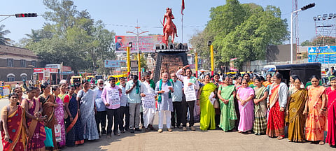 ವೆನೆಜುವೆಲಾ ರಾಷ್ಟ್ರ ಬೆಂಬಲಿಸುವಂತೆ ಒತ್ತಾಯಿಸಿ ಸಂಯುಕ್ತ ಹೋರಾಟ ಸಮಿತಿ ವತಿಯಿಂದ ನಗರದ ಚನ್ನಮ್ಮ ವೃತ್ತದಲ್ಲಿ ಮಂಗಳವಾರ ಪ್ರತಿಭಟನೆ ನಡೆಸಲಾಯಿತು. ಸಿದಗೌಡ ಮೋದಗಿ, ಶೇಖರ ಲಕ್ಕನ್ನವರ, ರಮೇಶ ರಾಮಗೊಂಡನ್ನವರ, ಸೋಮಪ್ಪ ದುರ್ಗಿ ಇತರರಿದ್ದರು.