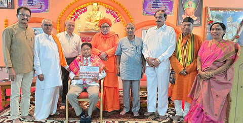 ಕಾರಂಜಿಮಠದಲ್ಲಿ ಹಮ್ಮಿಕೊಂಡಿದ್ದ 295ನೇ ಶಿವಾನುಭವ ಕಾರ್ಯಕ್ರಮದಲ್ಲಿ ವಿಶ್ವರತ್ನ ಪ್ರಶಸ್ತಿ ವಿಜೇತ ಡಾ.ಮಹಾಂತೇಶ ರಾಮಣ್ಣವರ ಅವರನ್ನು ಸನ್ಮಾನಿಸಲಾಯಿತು. ಗುರುಸಿದ್ಧ ಸ್ವಾಮೀಜಿ, ರಾಘವೇಂದ್ರ ಕಾಗವಾಡ, ರತ್ನಪ್ರಭಾ ಬೆಲ್ಲದ, ಎ್.ವಿ.ಮಾನ್ವಿ, ಮಹಾಂತೇಶ ವಕ್ಕುಂದ ಇತರರಿದ್ದರು.