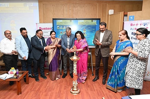 ಬೆಳಗಾವಿಯ ಕೆಎಲ್‌ಇ ಡಾ.ಪ್ರಭಾಕರ ಕೋರೆ ಆಸ್ಪತ್ರೆಯಲ್ಲಿ ಈಚೆಗೆ ಏರ್ಪಡಿಸಿದ್ದ ಮುಂದುವರಿದ ವೈದ್ಯಕೀಯ ಶಿಕ್ಷಣ ಕಾರ್ಯಾಗಾರವನ್ನು ಗಣ್ಯರು ಉದ್ಘಾಟಿಸಿದರು. ಡಾ.ಅಬ್ದುಲ್ ಸುಲ್ತಾನ್, ಡಾ.ವೀರೇಂದ್ರಕುಮಾರ, ಡಾ.ರಾಣೆ ಥ್ಯಾಕರ್, ಡಾ.ಯಶಿತಾ ಪೂಜಾರ, ಡಾ.ಎಂ.ಬಿ.ಬೆಲ್ಲದ , ಡಾ.ಎಂ.ಸಿ.ಮೆಟಗುಡ್ಡ ಇತರರಿದ್ದರು.