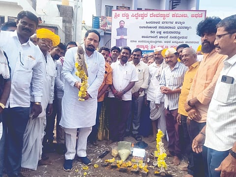 ಅಥಣಿ ಪಟ್ಟಣದ ದಡ್ಡಿಸಿದ್ಧೇಶ್ವರ ದೇವಸ್ಥಾನದ ಆವರಣದಲ್ಲಿ ಸಮುದಾಯಭವನ ನಿರ್ಮಾಣಕ್ಕೆ ಶಾಸಕ ಲಕ್ಷ್ಮಣ ಸವದಿ ಭೂಮಿಪೂಜೆ ನೆರವೇರಿಸಿದರು. ಕಲ್ಲಪ್ಪ ಮೇತ್ರಿ, ಲಕ್ಕಪ್ಪ ಯಂಕಚ್ಚಿ ಇತರರಿದ್ದರು.