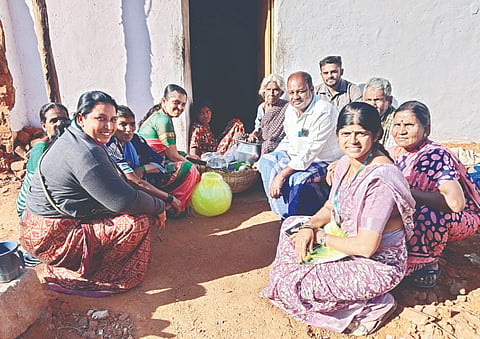 ಬನ್ನೂರಿನ ಸಮೀಪದ ಕೋನಗನಹಳ್ಳಿ ಗ್ರಾಮದ ಬಡ ಕುಟುಂಬಕ್ಕೆ ಧರ್ಮಸ್ಥಳ ಗ್ರಾಮಾಭಿವೃದ್ಧಿ ಯೋಜನೆಯ ವತಿಯಿಂದ ವಾತ್ಸಲ್ಯ ಕಿಟ್ ಅನ್ನು ಶುಕ್ರವಾರ ವಿತರಿಸಲಾಯಿತು. ಉಮಾವತಿ, ರಾಜಮ್ಮ, ಜಯಮ್ಮ, ಪ್ರಮೀಳಾ ಮೊದಲಾದವರು ಇದ್ದರು.