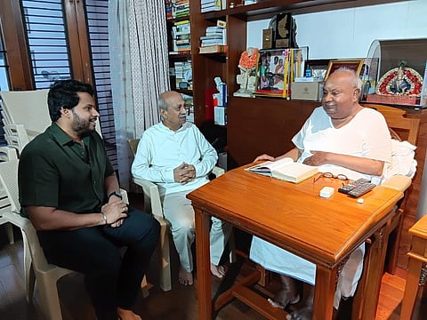 ಬೆಂಗಳೂರಿನಲ್ಲಿ ಕೆಎಲ್‌ಇ ಸಂಸ್ಥೆಯ ಕಾಹೆರ ಕುಲಾಧಿಪತಿ ಡಾ.ಪ್ರಭಾಕರ ಕೋರೆ ಗುರುವಾರ ಮಾಜಿ ಪ್ರಧಾನಮಂತ್ರಿ ಎಚ್.ಡಿ.ದೇವೇಗೌಡ ಅವರನ್ನು ಭೇಟಿಯಾಗಿ ಆರೋಗ್ಯ ವಿಚಾರಿಸಿದರು. ನಿಖಿಲ್ ಕುಮಾರಸ್ವಾಮಿ ಇದ್ದರು.