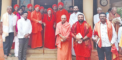 ಬಸವಕಲ್ಯಾಣಚ ಅನುಭವ ಮಂಟಪಕ್ಕೆ ಶುಕ್ರವಾರ ಒಳಬಳ್ಳಾರಿಯ ಸುವರ್ಣಗಿರಿ ವಿರಕ್ತಮಠ ಶ್ರೀ ಸಿದ್ಧಲಿಂಗ ಮಹಾಸ್ವಾಮೀಜಿ ಭೇಟಿ ನೀಡಿದರು. ಶ್ರೀ ಗುರುಬಸವ ಪಟ್ಟದ್ದೇವರು, ಶ್ರೀ ಶಿವಲಿಂಗ ಮಹಾಸ್ವಾಮೀಜಿ, ಶ್ರೀ ಅಭಿನವ ಚನ್ನಬಸವ ಮಹಾಸ್ವಾಮೀಜಿ, ಶಶಿಧರ ಕೋಸಂಬೆ ಇದ್ದರು.