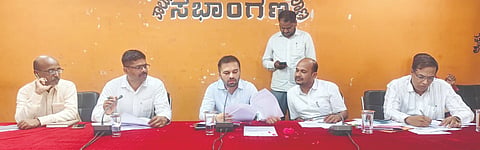 ಬಸವಕಲ್ಯಾಣ- ತಾಪಂ ಸಭಾಂಗಣದಲ್ಲಿ ಗುರುವಾರ ಕರೆದಿದ್ದ ಪ್ರಗತಿ ಪರಿಶೀಲನಾ ಸಭೆಯಲ್ಲಿ ಜಿಪಂ ಇಒ ಡಾ. ಗಿರೀಶ್​ ಬದೋಲೆ ಮಾತನಾಡಿದರು. ಇಒ ರಮೇಶ ಸುಲ್ಪಿ, ಜಯಪ್ರಕಾಶ ಚವ್ಹಾಣ್​, ಎಡಿಗಳಾದ ಮಹ್ಮದ್​ ಸಲೀಂ, ಅರುಣಕುಮಾರ ಪಾಟೀಲ್​, ಎಡಿಪಿಸಿ ದೀಪಕ ಕಡಿಮನಿ ಇದ್ದರು.