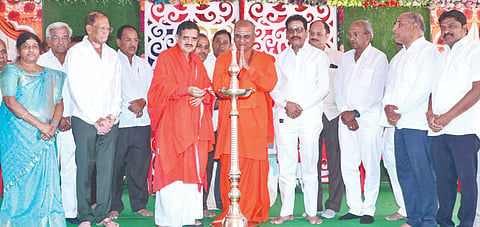 : ಬಸವಕಲ್ಯಾಣ ತಾಲೂಕಿನ ಹಾರಕೂಡ ಶ್ರೀಮಠದಲ್ಲಿ ಸೋಮವಾರ ಆಯೋಜಿಸಿದ್ದ ಧಾರ್ಮಿಕ ಸಭೆಯನ್ನು ಶ್ರೀ ಡಾ.ಚನ್ನವಿರ ಶಿವಾಚಾರ್ಯ ಉದ್ಘಾಟಿಸಿದರು. ಶ್ರೀ ಸಿದ್ಧಬಸವ ಕಬೀರ ಸ್ವಾಮೀಜಿ, ಅನೀಲಕುಮಾರ ರಗಟೆ, ಮಲ್ಲಿಕಾರ್ಜುನ ಕುರಕೋಟೆ, ಜಗನ್ನಾಥ ಖೂಬಾ, ಅಶೋಕ ನಾಗರಾಳೆ, ಬಸವರಾಜ ಬಾಲಕೀಲೆ, ಸುನೀಲ ರಾಯವಾಡೆ. ಬಸವರಾಜ ಕೋರಕೆ, ಈರಣ್ಣ ಹಲಶೆಟ್ಟೆ, ಭದ್ರಿನಾಥ  ಪಾಟೀಲ, ವಿವೇಕಾನಂದ ಹೊದಲೂರೆ, ಬಸವರಾಜ ತೊಂಡಾರೆ, ಮಲ್ಲಿಕಾರ್ಜುನ ಚಿರಡೆ, ಸುನೀಲಕುಮಾರ ಹೊಳಕುಂದೆ, ರಾಜಕುಮಾರ ಹೊಳಕುಂದೆ, ಪುಷ್ಪಾವತಿ ಮಾಮಾ ಇದ್ದರು. 