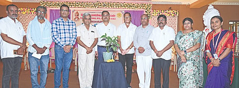 ಬಸವಕಲ್ಯಾಣದ ಬಿಕೆಡಿಬಿ ಸಭಾ ಭವನದಲ್ಲಿ ಶ್ರೀ ಬಸವೇಶ್ವರ ಪದವಿ ಕಾಲೇಜು ಶನಿವಾರ ಆಯೋಜಿಸಿದ್ದ ವೈಜ್ಞಾನಿಕ ಚಿಂತನೆ ಕಾರ್ಯಕ್ರಮವನ್ನು ಡಾ ವಿವೇಕಾನಂದ ಸಜ್ಜನ್​ ಉದ್ಘಾಟಿಸಿದರು. ಅನಿಲಕುಮಾರ ರಗಟೆ, ಮಲ್ಲಿಕಾರ್ಜುನ ಕುರಕೋಟೆ, ಅಶೋಕ ನಾಗರಾಳೆ, ಸುನಿಲಕುಮಾರ ರಾಯವಾಡೆ, ಪುಷ್ಪಾವತಿ ಮಾಮಾ, ಡಾ.ಭೀಮಾಶಂಕರ ಬಿರಾದಾರ, ಡಾ.ರುದ್ರಮಣಿ ಮಠಪತಿ, ಶಾಂತಲಾ ಪಾಟೀಲ  ಇದ್ದರು.