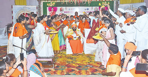  ಬಸವಕಲ್ಯಾಣ ತಾಲೂಕಿನ  ಕವಡಿಯಾಳದಲ್ಲಿ ಭಾನುವಾರ ಸಂಜೆ ಆಯೋಜಿಸಿದ್ದ ಶರಣೆ ದಾನಮ್ಮದೇವಿ ಉತ್ಸವ ಹಾಗೂ 15ನೇ ಶರಣೆ ದಾನಮ್ಮ ಜ್ಯೋತಿ ಯಾತ್ರೆ ಸಮಾರೋಪ ಕಾರ್ಯಕ್ರಮದಲ್ಲಿ ಶ್ರೀ ಬಸವಪ್ರಭು ಸ್ವಾಮೀಜಿ ಅವರನ್ನು ಸನ್ಮಾನಿಸಿ ಗೌರವಿಸಲಾಯಿತು. ಪೂಜ್ಯ ಪ್ರಭುಶ್ರೀ ಮಾತಾ, ದಿಲೀಪ ಶಿಂಧೆ, ಬಸವರಾಜ ಹೊನ್ನಾ, ಗಿರಿಜಾ ಸಿದ್ದಣ್ಣ, ಸ್ನೇಹಾ ಗೋಕಾಕ್​, ಅಶ್ವಿನಿ ಚಡಚಣ, ವಿಜಯಲಕ್ಷ್ಮೀ ಚಂಗನಾಳೆ, ಶ್ರೀದೇವಿ ಅಂತಪ್ಪನವರ ಇತರರಿದ್ದರು.