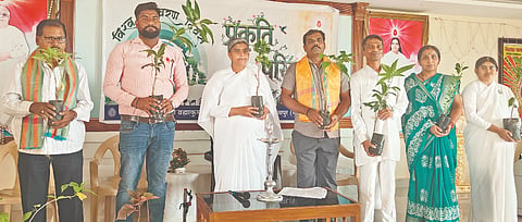  ಬಸವಕಲ್ಯಾಣ ತಾಲೂಕಿನ ಖಾನಾಪುರ(ಕೆ) ಹತ್ತಿರದ ಪ್ರಜಾಪಿತಾ ಬ್ರಹ್ಮಕುಮಾರಿ ಈಶ್ವರಿಯ ವಿಶ್ವವಿದ್ಯಾಲಯ ಕೇಂದ್ರದ ಪ್ರಭು ಭವನದಲ್ಲಿ ಶುಕ್ರವಾರ ವಿಶ್ವ ಪರಿಸರ ದಿನ ಆಚರಿಸಲಾಯಿತು. ರಾಜಯೋಗಿನಿ ಬ್ರಹ್ಮಾಕುಮಾರಿ ಸರಸ್ವತಿ ಬಹೆನಜಿ, ಭೀಮಾಶಂಕರ, ಬಸವಂತ ರೆಡ್ಡಿ, ಮಾಧವರಾವ ಪಾಟೀಲ್​, ಬಿ.ಕೆ. ಬೀರಪ್ಪ ಗುಂಜೆಟ್ಟೆ, ಬಿ.ಕೆ.ರೇಣುಕಾ, ದೈವಿಶೀಲಾ ಮದನೆ ಇದ್ದರು.